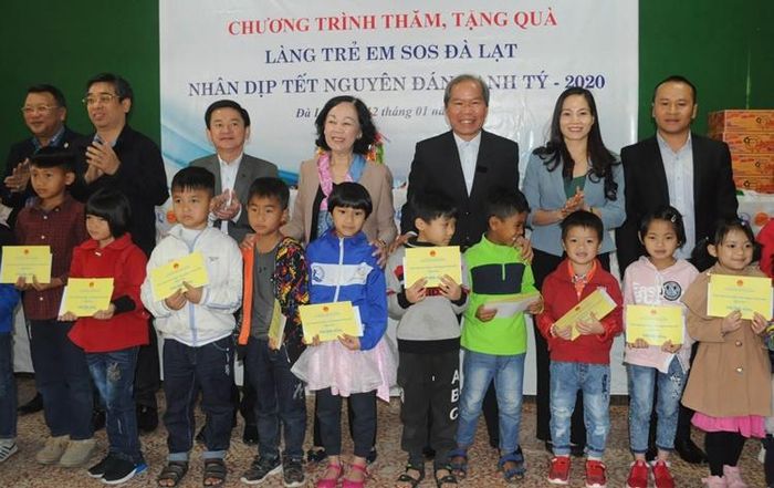 Đồng chí Trương Thị Mai - Ủy viên Bộ Chính trị, Bí thư Trung ương Đảng, Trưởng Ban Dân vận Trung ương và đồng chí Nguyễn Xuân Tiến - Ủy viên Trung ương Đảng, Bí thư Tỉnh ủy cùng các đồng chí trong đoàn công tác trao quà cho các em nhỏ tại Làng trẻ em SOS Đà Lạt