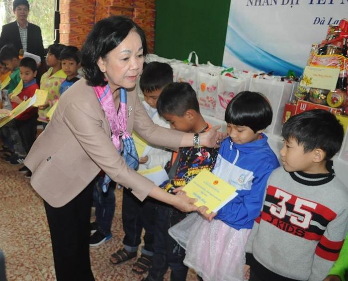 Đồng chí Trương Thị Mai trao quà cho các em nhỏ Làng trẻ em SOS Đà Lạt