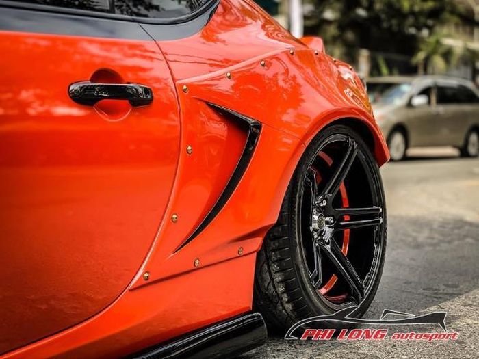 "Từ chiếc Subaru BRZ nguyên bản đơn giản đã được nâng cấp thành phiên bản khác khỏe khoắn và mạnh mẽ và hầm hố hơn. Những chi tiết nổi bật nhất thu hút người nhìn đó là widebody ở phần cảng phía trước, sau và cả ở các hốc bánh", anh Phi Long chia sẻ.