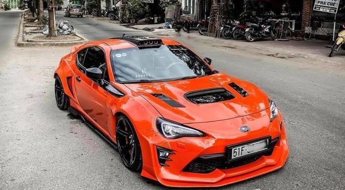 Subaru BRZ nguyên bản có động cơ 4 xy-lanh đối đỉnh (H4) dung tích 2.0L hút khí tự nhiên cho công suất tối đa 197 mã lực và mô-men xoắn cực đại đạt 205 Nm tại vòng tua 6.400 – 6.600 vòng/phút. Chiếc xe này sử dụng hộp số sàn 6 cấp.