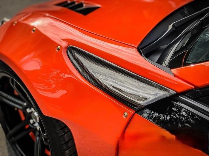 Nhiều chi tiết trên xe được làm từ chất liệu carbon giúp tăng tính thẩm mỹ và có độ bền cao.