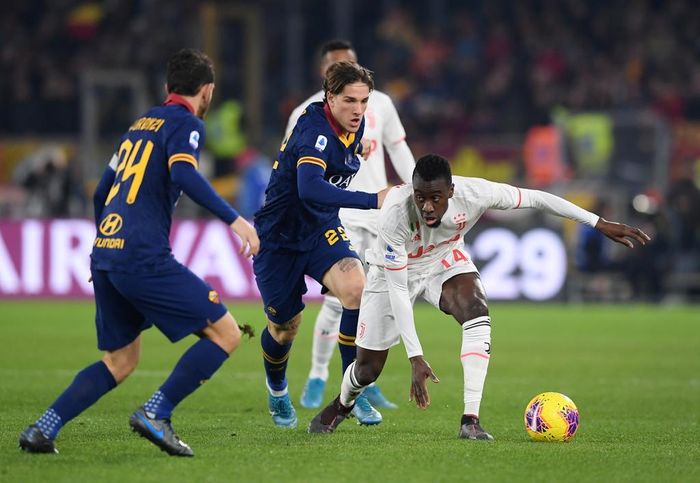  Roma vùng lên ở những phút tiếp theo và đã tạo ra khá nhiều cơ hội ngon ăn nhưng các chân sút của đội chủ nhà lại không thể tận dụng để ghi bàn trong hiệp đấu đầu tiên. 