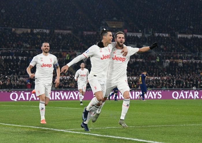  Chỉ 6 phút sau, may mắn tiếp tục mỉm cười với Bianconeri. Nỗ lực đi bóng của Paulo Dybala buộc hậu vệ Roma phải phạm lỗi trong vùng cấm. Trọng tài chính ngay lập tức chỉ tay vào chấm phạt đền cho đội khách. 
