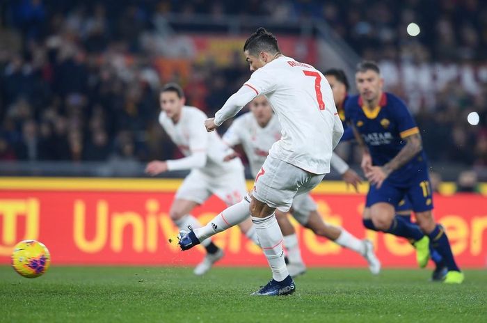  Từ cự ly ưa thích, Cristiano Ronaldo dễ dàng đánh lừa thủ môn Pau Lopez để nhân đôi cách biệt cho Juventus khi đồng hồ mới chỉ sang phút thứ 10. 