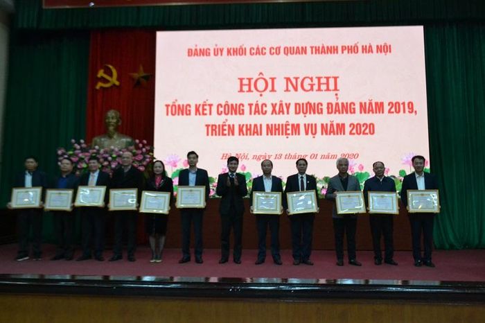  Bí thư Đảng ủy Khối các cơ quan TP Nguyễn Doãn Hoàn trao Giấy khen của Đảng ủy Khối cho 13 tổ chức cơ sở Đảng
