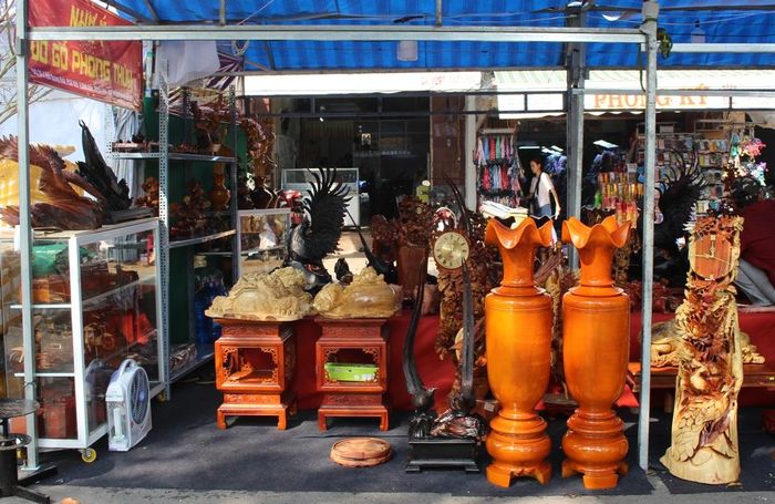  Các loại đồ gỗ trang trí, phong thủy cũng tranh thủ góp mặt tại chợ Tết Cần Thơ.