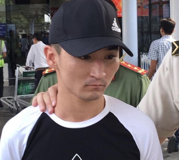 Tên móc túi bị bắt quả tang.