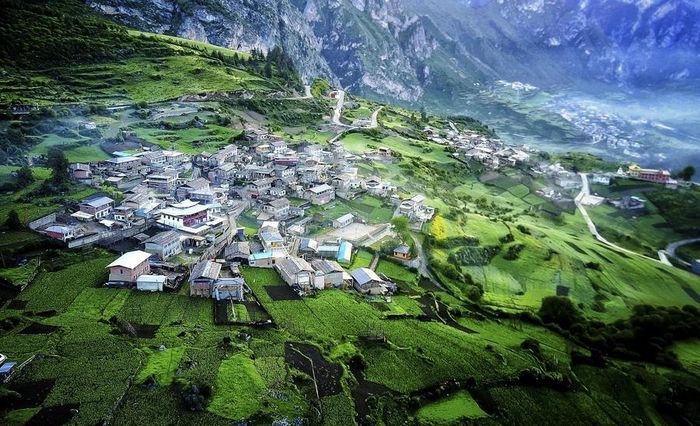 Dãy núi Zhagana ở huyện Điệt Bộ, quận tự trị Cam Nam của Tây Tạng, tỉnh Cam Túc, tây bắc Trung Quốc. Dãy núi Zhagana nằm ở rìa phía đông bắc của cao nguyên Tây Tạng, với độ cao trung bình 3.500 m. Khu vực này có cảnh quan tự nhiên và văn hóa độc đáo với những ngôi làng kiểu Tây Tạng, rừng nguyên sinh và núi non. 