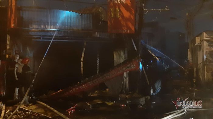 Có khoảng 10 ki-ốt kinh doanh bị thiêu rụi, đổ sập