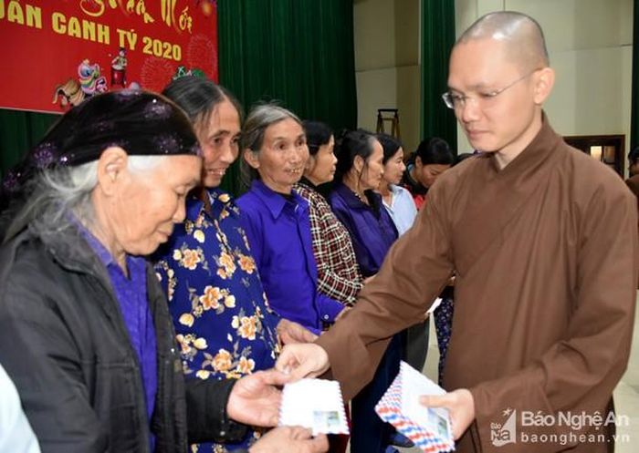 Đại Đức Thích Nhuận Chánh trao quà Tết cho 50 hộ nghèo xã Hưng Châu, huyện Hưng Nguyên. Ảnh: Thu Hương