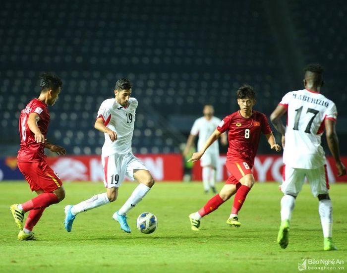 Tuyến giữa và hai hậu vệ cánh là điểm yếu của U23 Việt Nam ở trận này. Ảnh: Hải Hoàng
