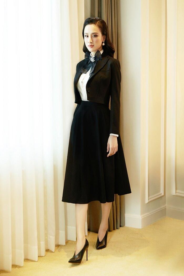 Vẻ đẹp kinh điển của những chân váy Midi và áo vest croptop cổ điển sẽ giúp chúng ta có những trang phục rất nữ tính, tinh tế và sành điệu.