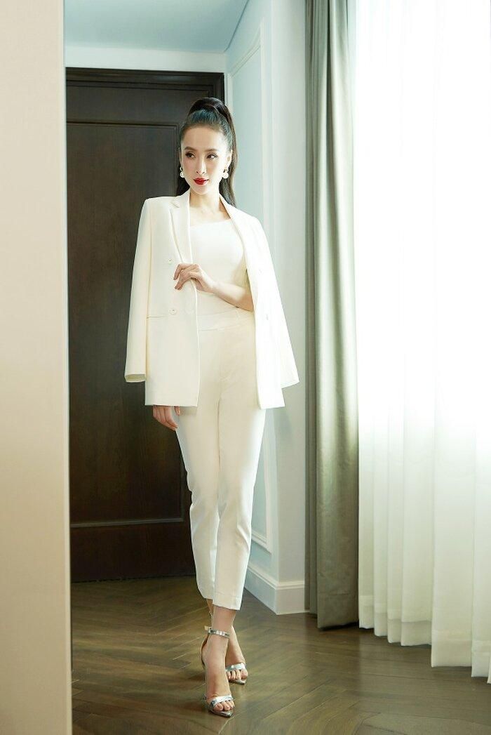 Thanh lịch nhưng không kém quyến rũ trong set đồ suit trắng