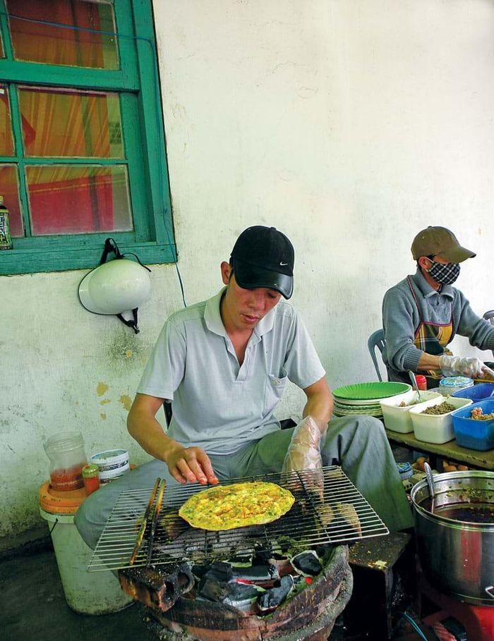 Một cách thăm dò “thân nhiệt” của lửa than để kịp thời xoay trở bánh.