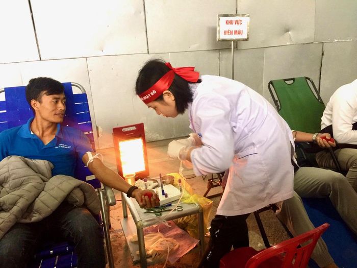 Thời tiết ngày Chủ nhật khá lạnh nên bệnh viên đã tăng cường đèn sưởi để người hiến máu đỡ lạnh