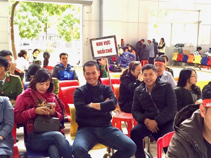 Vui vẻ chờ đợi đến lượt mình hiến máu