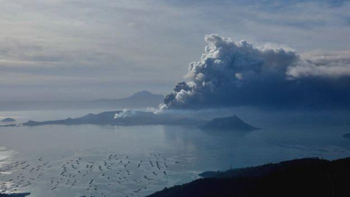 Tro bụi núi lửa Taal phun trào - Ảnh: Reuters