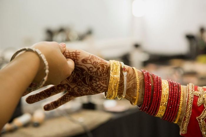  Vào thứ tư, đêm Henna sẽ được tổ chức. Phụ nữ ở gia đình chú rể sẽ đến và vẽ Henna lên tay cô dâu. Vào đêm này, họ cũng tổ chức một số buổi tiệc nhỏ với các món ăn đặc trưng. Tại thị trấn cảng Aqaba, người dân sẽ ăn cá ngừ. Ở phía bắc thành phố Irbid, gan lại được chọn làm món chính. Ảnh: Getty. 