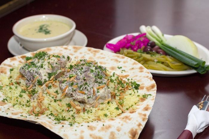  Đồ ăn là điều không thể thiếu trong các cuộc vui. Với đám cưới truyền thống, mansaf, một kiểu cơm trộn thịt (thường ăn bốc), sẽ được chọn làm món chính. Tuy nhiên, nhiều gia đình Jordan hiện nay cũng chọn tổ chức đám cưới tại khách sạn nên thực đơn có phần khác lạ. Người Jordan thích ăn bốc nhưng nếu không quen, bạn có thể thoải mái hỏi xin thìa hoặc dĩa. Ảnh: Alamy. 