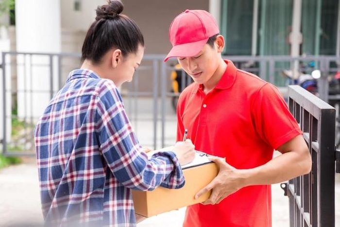 Tết nay, nhiều người chọn đặt mua quà bánh giao tận nhà để tiết kiệm thời gian.