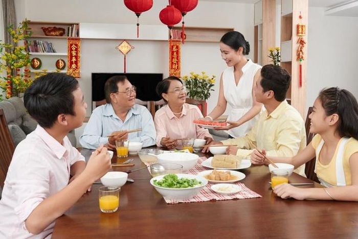 Bữa cơm ngày Tết luôn được người Việt chuẩn bị chu đáo.