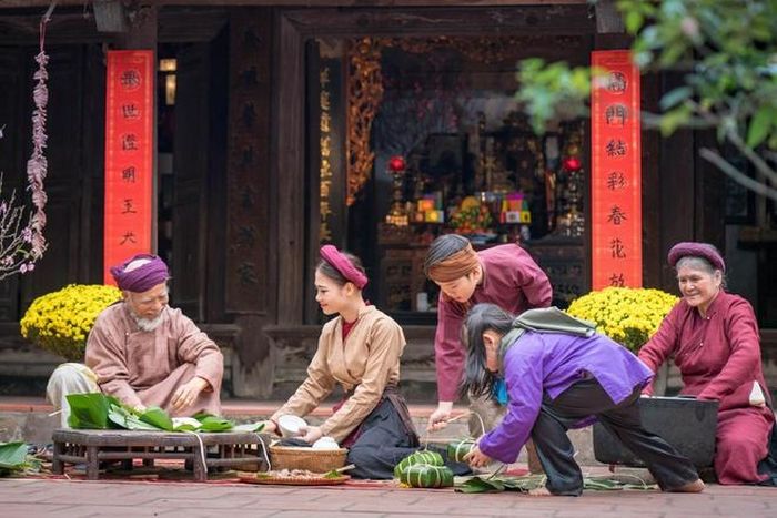Gói bánh chưng là truyền thống đẹp của ngày Tết.