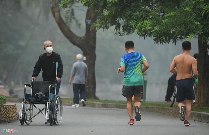 Ông Nguyễn Tuấn Hùng ở Xã Đàn cho biết ông phải đeo khẩu trang khi đi tập thể dục trong 2 ngày nay vì ô nhiễm. Ông cho rằng nguyên nhân ô nhiễm như khói xe, đốt than nếu không được giải quyết thì chất lượng không khí sẽ ngày càng tệ hơn.