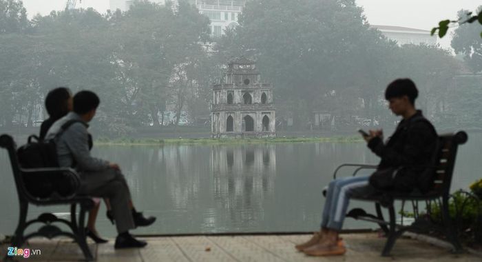 16h, sương mù bắt đầu dày hơn. Tháp Rùa dần trở nên mờ ảo dù hồ Gươm khá nhỏ.