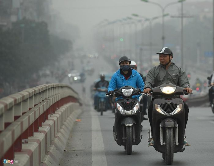 Nếu như trước đây, sương mù sẽ dần biến mất vào buổi trưa thì nay vẫn duy trì. Ảnh chụp lúc 14h tại cầu vượt ngã tư Giải Phóng - Trường Chinh.