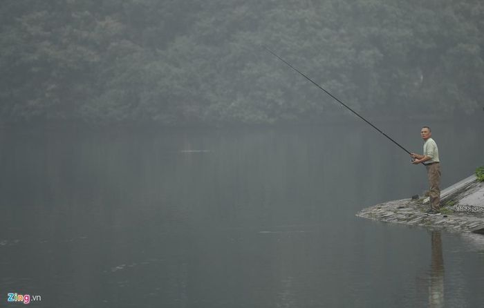 Sương mù có thể nhìn rất rõ tại các mặt hồ, nơi có tầm nhìn xa và nhiều hơi nước bốc lên. Sáng cùng ngày, chỉ số ô nhiễm không khí thường xuyên ở mức tím (rất xấu), ảnh hưởng đến sức khỏe của mọi người.