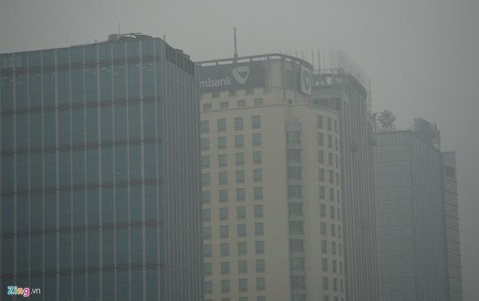 Các tòa nhà cao tầng chỉ cách vài trăm mét đã trở nên mờ mịt.