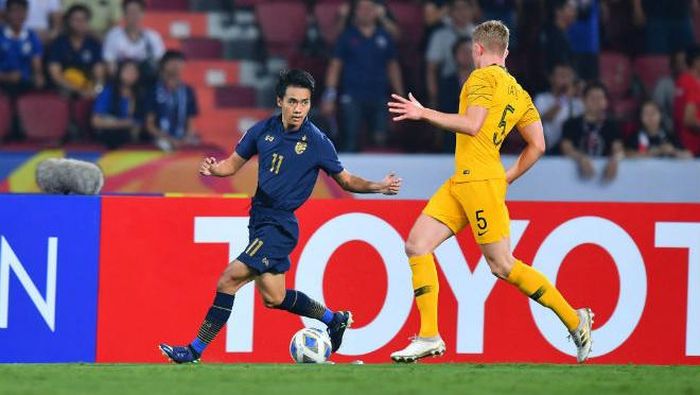 U23 Australia (áo vàng) có nhiều cơ hội giành ngôi đầu bảng A