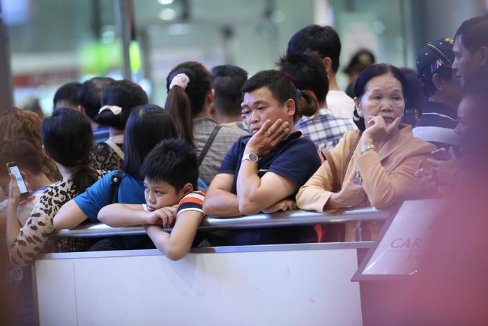 Chờ đợi đón người thân về quê hương đón tết