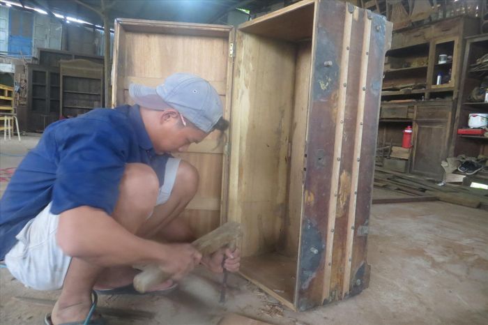 Người thợ tỉ mỉ “tân trang” một chiếc rương gỗ cũ