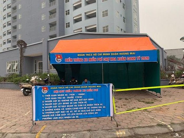 Khu vực trông giữ xe của chợ xuân
