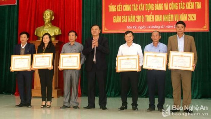 Đồng chí Bùi Thanh Bảo - Ủy viên Ban Chấp hành Đảng bộ tỉnh, Bí thư Huyện ủy Tân Kỳ trao khen thưởng cho những đơn vị hoàn thành xuất sắc nhiệm vụ. Ảnh: Cẩm Tú