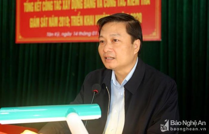 Đồng chí Lê Hồng Vinh - Ủy viên Ban Thường vụ Tỉnh ủy, Phó Chủ tịch UBND tỉnh phát biểu nhấn mạnh một số nhiệm vụ trọng tâm năm 2020 huyện Tân Kỳ cần tập trung thực hiện. Ảnh: Cẩm Tú