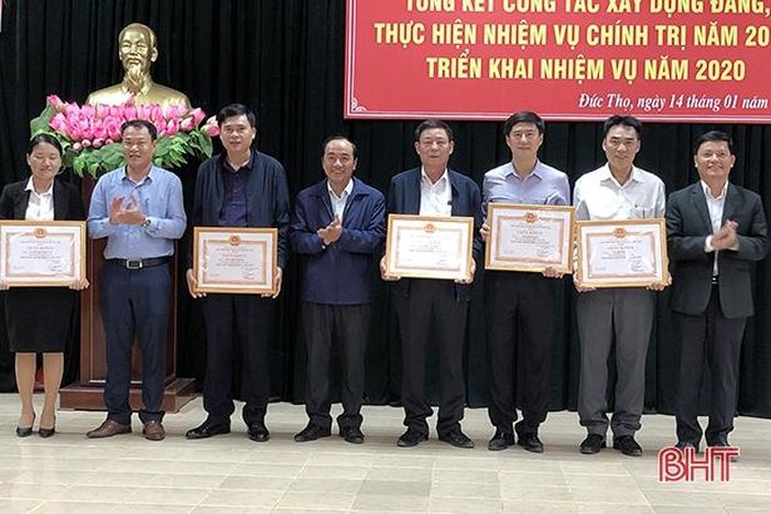 Tặng giấy khen cho 5 cá nhân có thành tích xuất sắc trong phong trào xây dựng NTM.