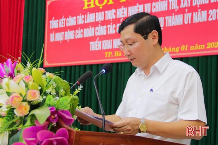 Phó Bí thư Thường trực Thành ủy Lương Quốc Tuấn trình bày báo cáo liên quan.