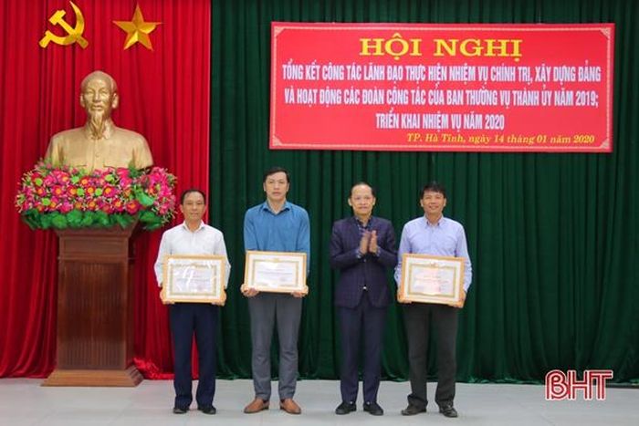 ...và 3 tập thể đoàn công tác...