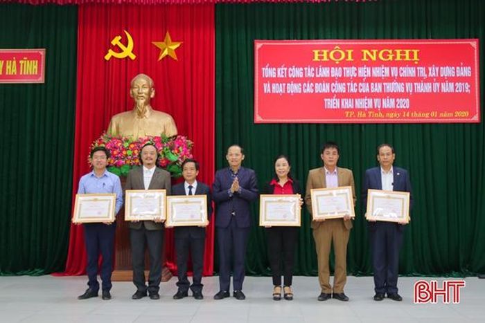 Bí thư Thành ủy trao giấy khen cho 6 đơn vị đạt danh hiệu trong sạch vững mạnh...