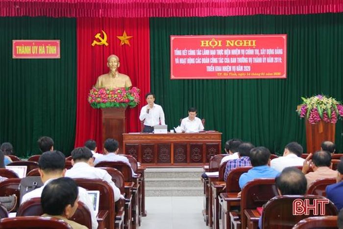 Lãnh đạo Thành ủy, UBND TP Hà Tĩnh chủ trì hội nghị.