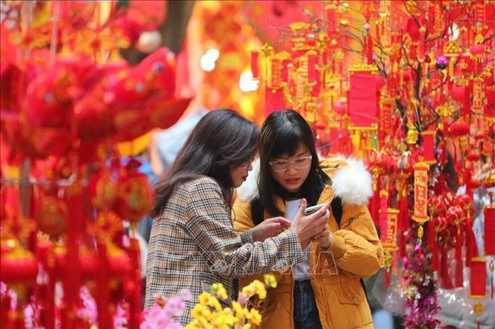 Các bạn trẻ thích thú chụp ảnh ghi lại những hình ảnh sắc màu lung linh trên phố Hàng Mã.