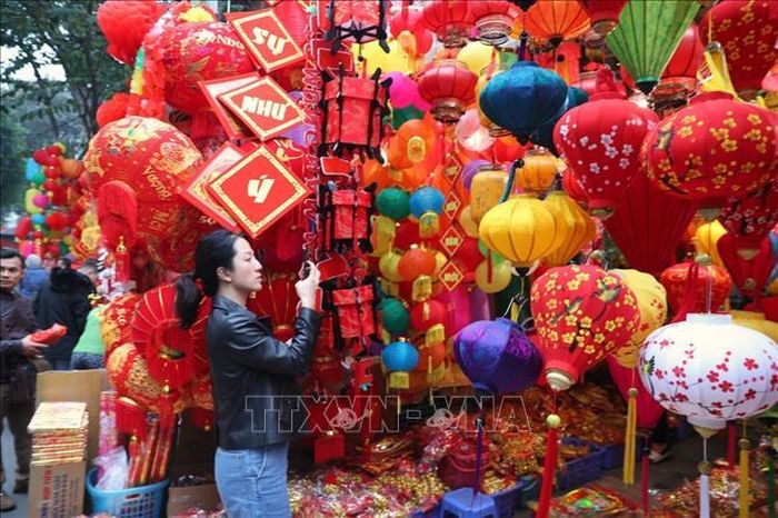 Phố Hàng Mã thu hút du khách đến tham quan và mua sắm, tận hưởng không khí Tết cổ truyền đầy thú vị.
