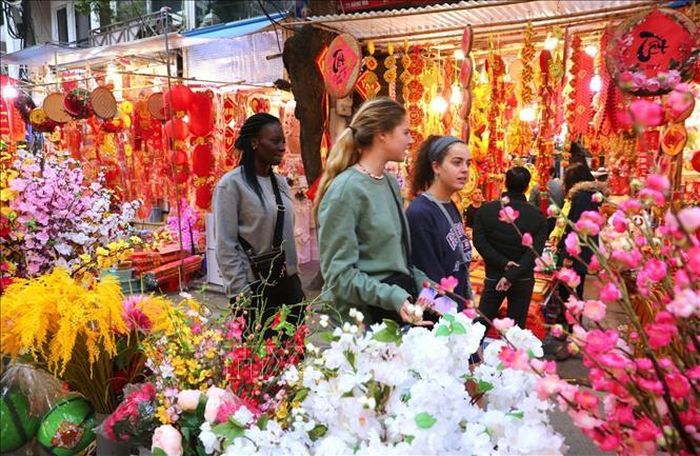 Phố Hàng Mã còn thu hút nhiều du khách xa gần đến tham quan và mua sắm, tận hưởng không khí “Tết ta” đầy thú vị.