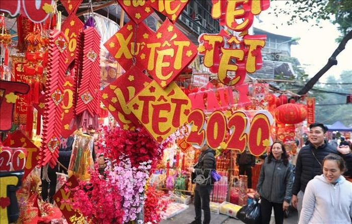 Phố Hàng Mã tràn ngập sắc màu của ngày Tết Nguyên đán Canh Tý 2020.