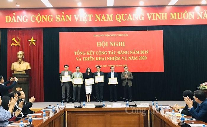 Đảng ủy Bộ Công Thương trao tặng bằng khen cho các tập thể, cá nhân