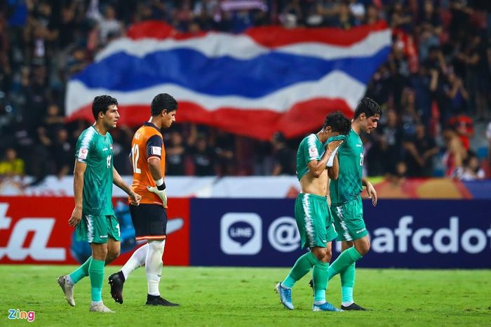  Các cầu thủ Iraq lầm lũi rời sân. Sau trận đấu, HLV U23 Iraq cho rằng bàn thua từ VAR đã ảnh hưởng rất lớn tới tâm lý đội bóng Tây Á. 