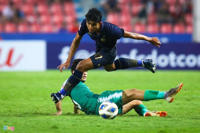  Anh tăng tốc rất nhanh, đi bóng vượt qua người thứ ba và áp sát vòng cấm U23 Iraq. 