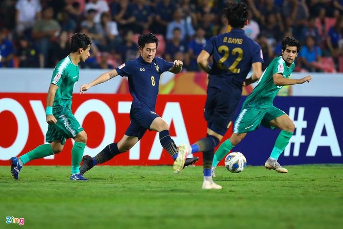  Đối đầu U23 Iraq là 90 phút quyết định số phận của U23 Thái Lan. Họ mở tỷ số từ rất sớm nhờ một quả phạt đền sau khi trọng tài có sự hỗ trợ của VAR. 